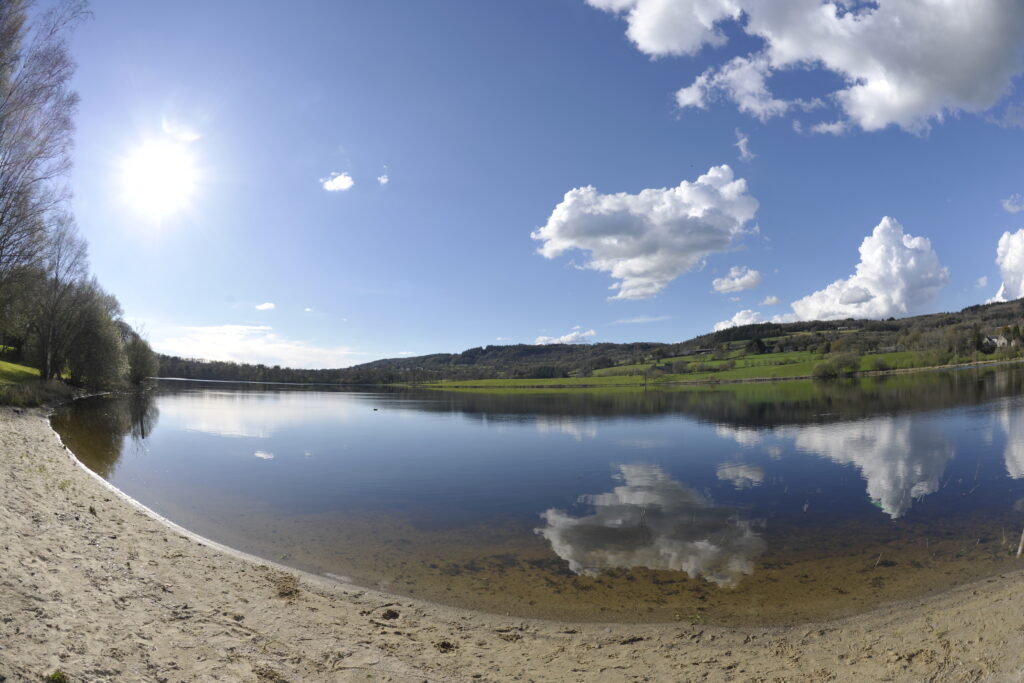 Beach at Guerledan Lake (anse de Landronnec)